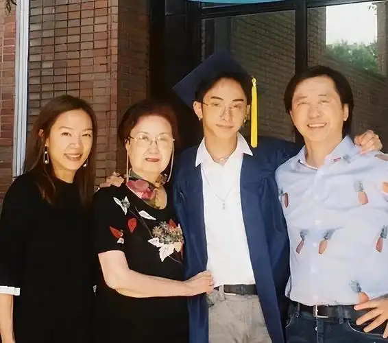 庾澄庆携哈利继母参加儿子毕业典张嘉欣气质出众未见生母伊能静