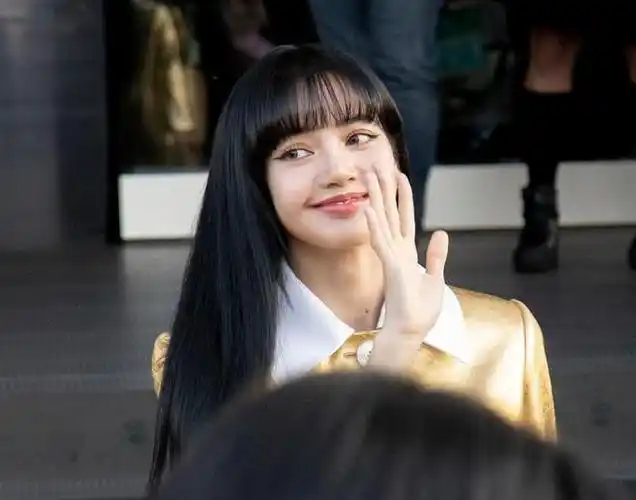 《青你2》lisa被问铁刘海笑翻 今年必须要剪个lisa同款发型了!