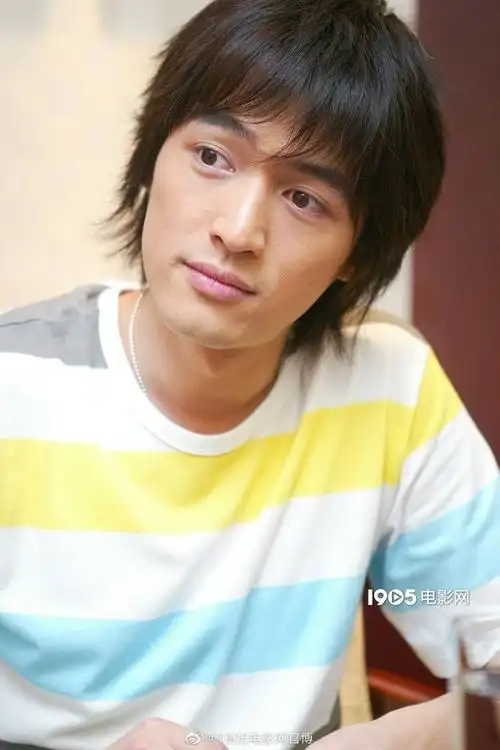 胡歌23岁青涩旧照曝光面容稚气对镜比耶难掩帅气