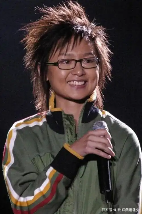 34岁周笔畅脱胎换骨了!穿粉礼裙气场超强,再不是当年非主流造型