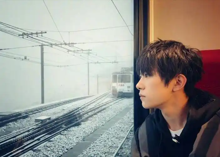 易烊千玺分享210720分享车窗里的易烊千玺绝美侧颜氛围感满满