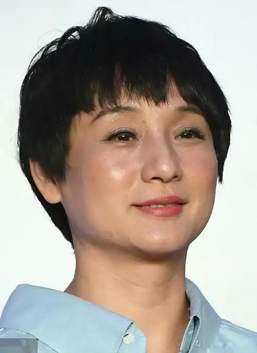 原创老戏骨就是不一样,孔琳穿衬衫都很美,浮粉的脸更是耐看!