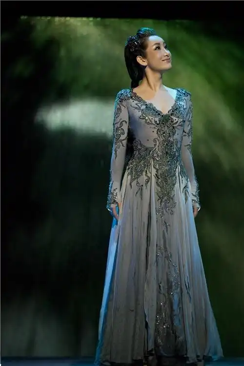 秦海璐话剧演绎别样青蛇妖行天下魅惑众生剧照图