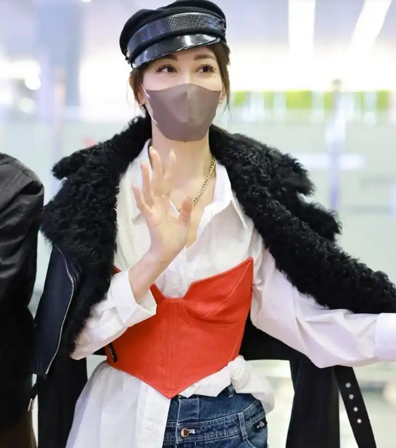 李彩桦走机场,夹克搭配白衬衫,穿破洞牛仔裤,时尚个性,超有范!