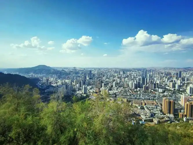 皋兰山顶兰山公园俯瞰兰州城市