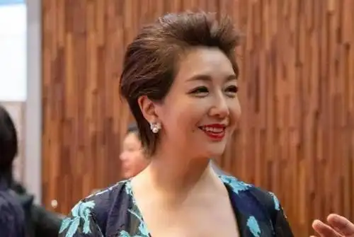 53岁江珊罕晒短发照皮肤白皙惊艳现任老公竟然是我们熟悉的他