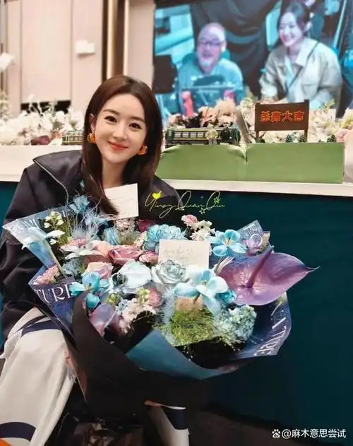 赵丽颖晒出母子合照,弯着腰和5岁儿子一般高,长相帅气打扮时髦