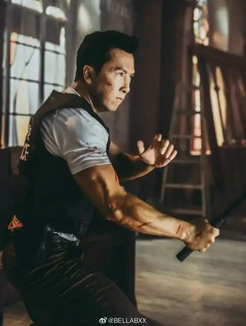 组图周杰伦晒与甄子丹街头合照两人比相同动作同框十分养眼