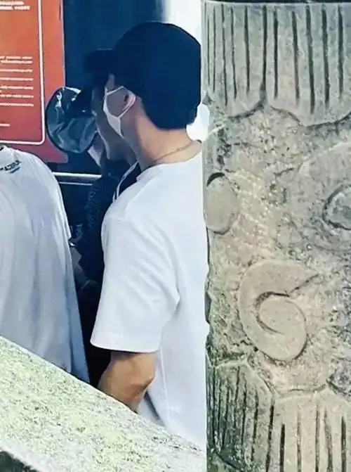 李易峰走进超市耸耸肩疑似穿一件拼布夹克在街上都认不出来