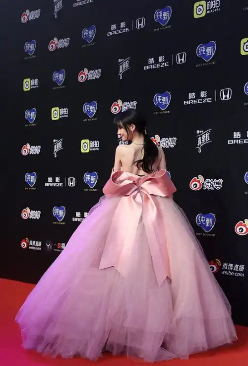 郑爽[超话]#微博之夜红毯身穿超大蝴蝶结粉色纱裙,粉纱摇曳,翩然认缮