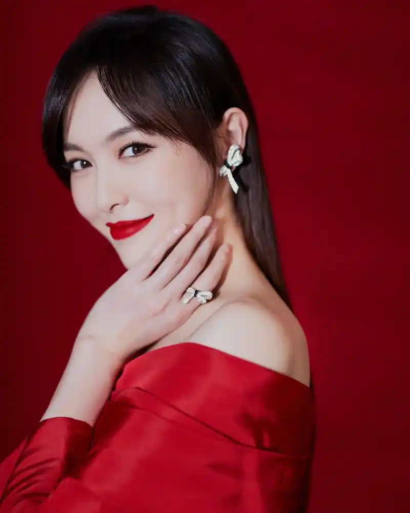 今晚,唐嫣 一袭红色礼服亮相第17届电影华表奖盛典.