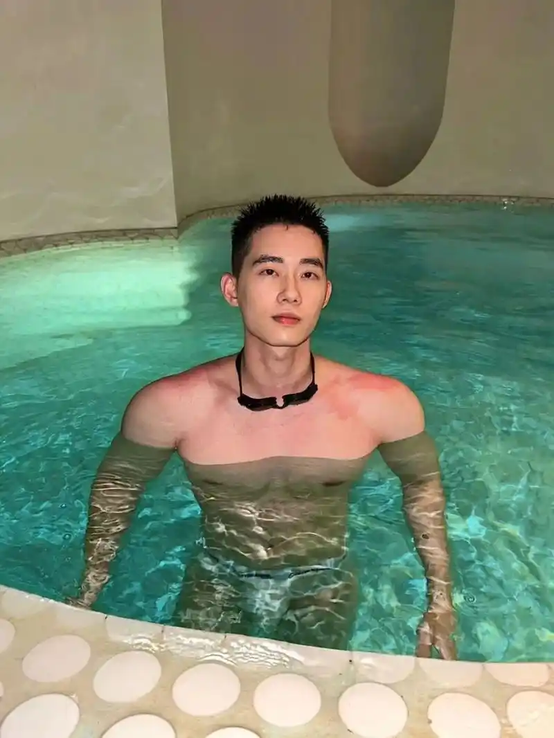 神似杨洋!四川帅哥秀腹肌太硬了……#腹肌# #帅哥