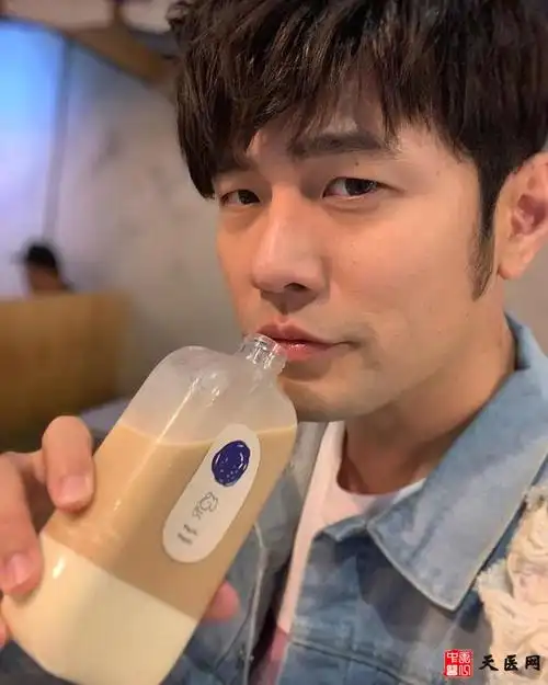 周杰伦晒喝奶茶自拍:怕太瘦了歌迷认不出