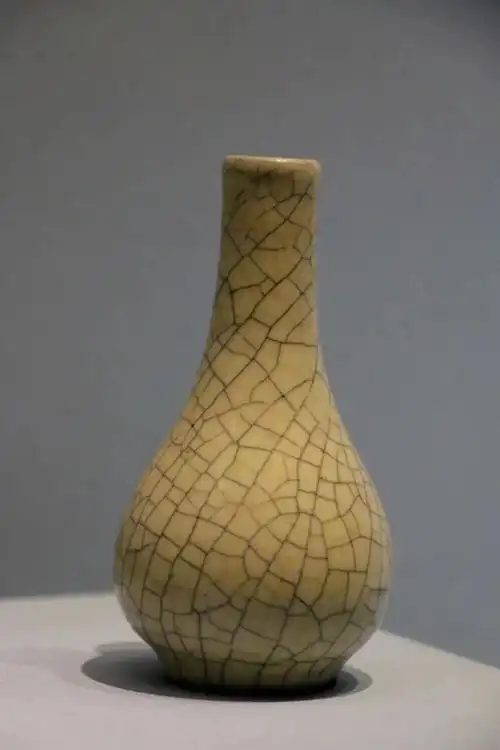 博物馆的一件胆式瓶(笔者认为是杭州元代老虎洞窑烧制的仿烧南宋官窑