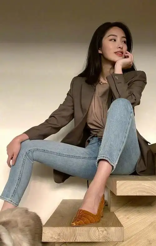 杨采钰不愧是"冯女郎",身材纤瘦比例好,私服造型更耀眼