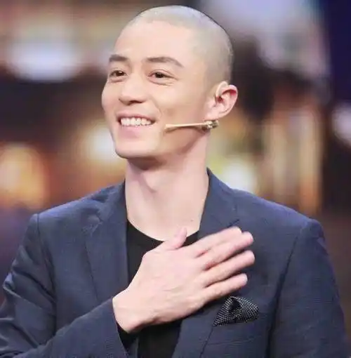 霍建华新造型光头亮眼,为小女孩熟练扎丸子头,这手法有练过啊!