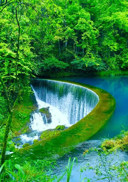 卧龙潭瀑布拍摄于贵州荔波