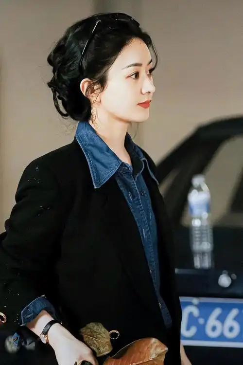 有不少人被赵丽颖新剧中的造型种草了许半夏的复古穿搭look