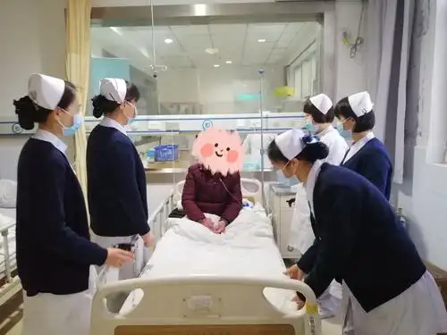 做护"心"的美小护——扶风县中医医院内二科晨午晚间护理的工作日常 -