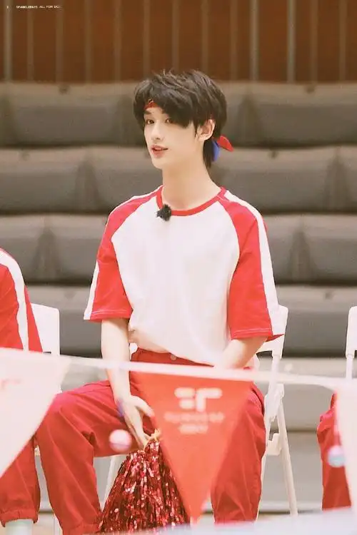 丁程鑫红色运动风造型#丁程鑫夏日少年派新预告照再次见到运动风的