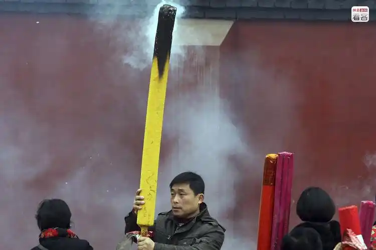 烧出个"未来"?抢头香,拜财神;保平安,求财运.