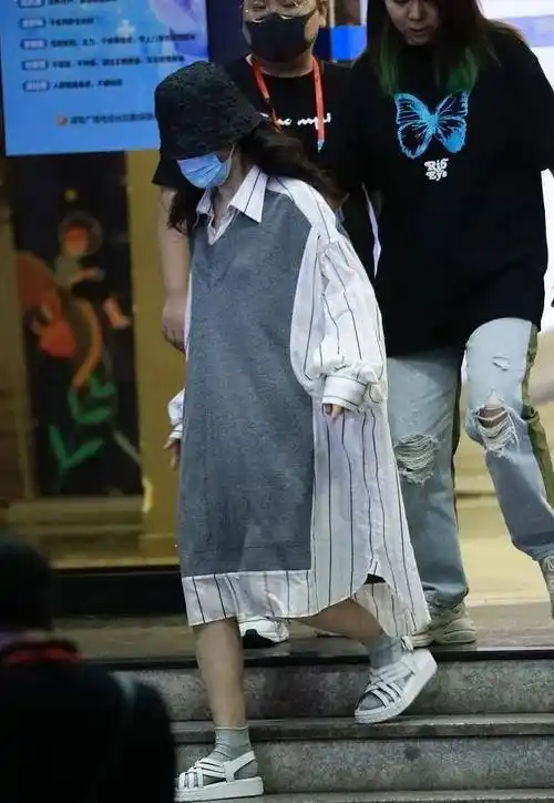 原创谢娜已怀二胎衣着宽松小腹隆起走路小心被张杰一直紧盯着