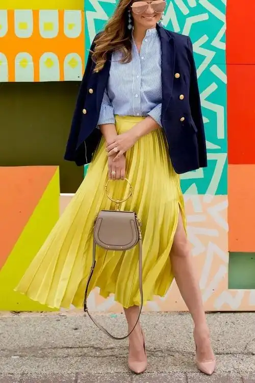 会无形中让脸看起来气色更好;黄色放在下半身,也不失春季搭配的明媚感