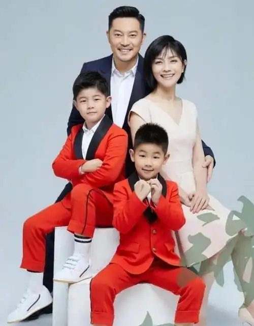 沙溢胡可全家福曝光!夫妻同框似父女,9岁儿子胖到认不出恐长残