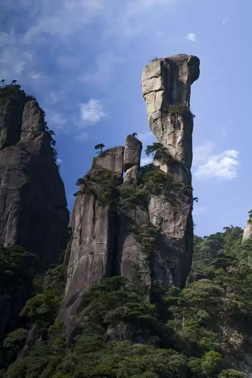 三青山位于江西上饶县,这里森林密布,奇特山峰耸立,造型各异,放眼望去