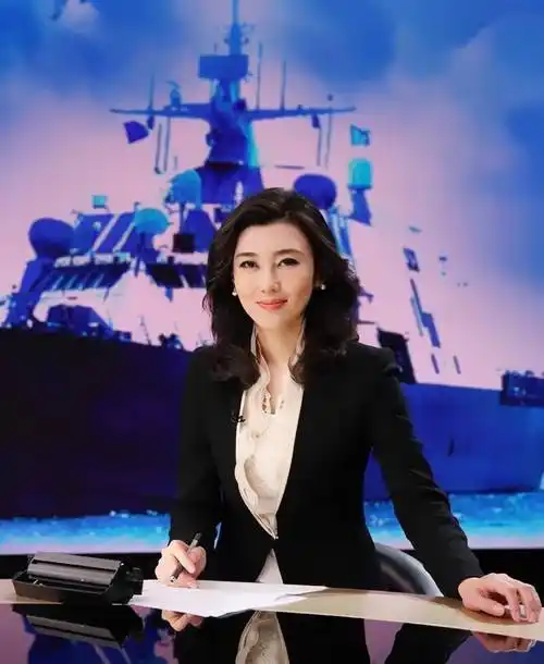 高颜值主持人李红 天生丽质高挑美丽 穿白色薄纱裙太美了_风格_着装