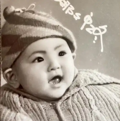 笑着看镜头,从整个脸部轮廓的造型来看,沈腾小时候是十足可爱的胖小子