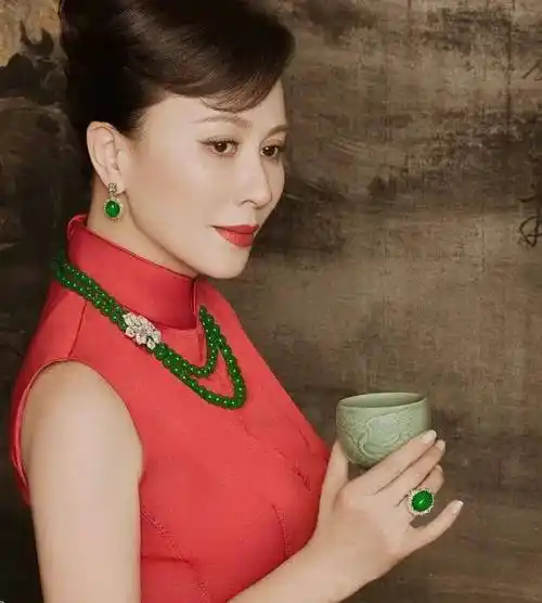 除此之外,她更是将千万级帝王绿的翡翠成套戴在身上,光是两只耳环就