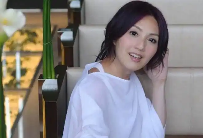 杨千嬅素颜逛超市港媒吐槽身材像龙趸下半身材肥大变形