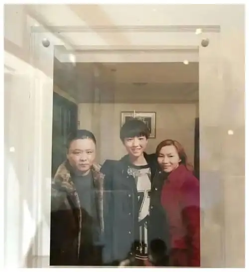 王俊凯爸妈开的奶茶店有分店了门面比之前要大装修也很可爱