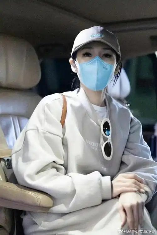 萧亚轩今日机场路透来了,米白色运动服配棒球帽……|萧亚轩|机场路|米