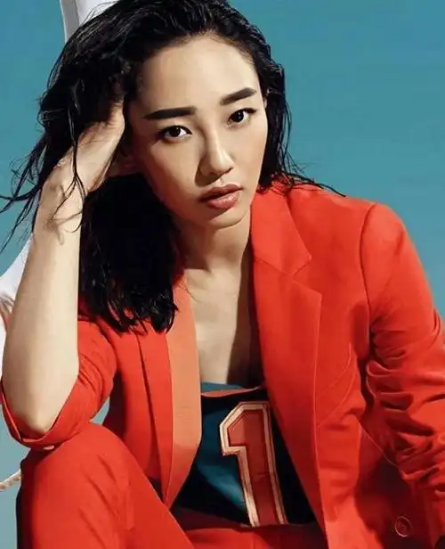 近日,一组白百何的泳装照片在网络上迅速走红,这位中国内地女演员以