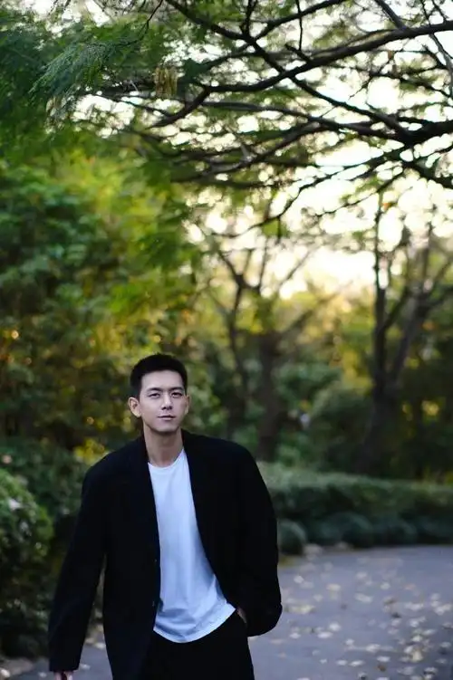 李现晒寸头自拍,阳光型男!