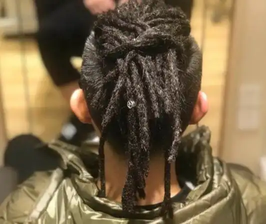 让人感觉非常不舒服.脏辫长出新头发怎么办呢?其实纯正的手工