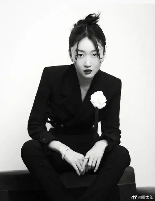 周冬雨露腰西装造型