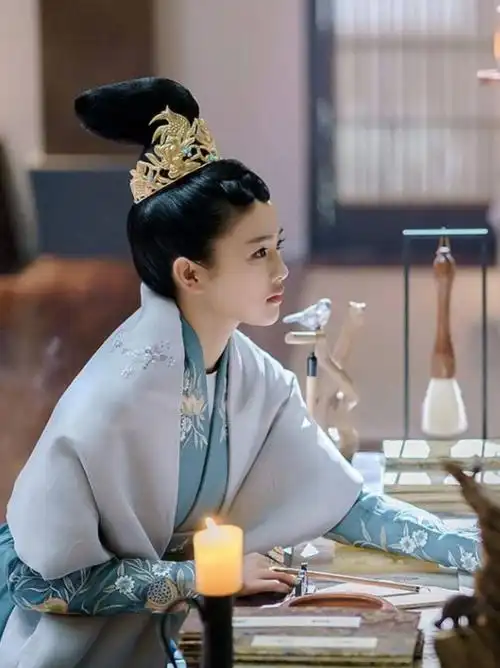 提到白鹿,我是看《凤求凰》知道的,她饰演的霍璇将军,英姿飒爽.