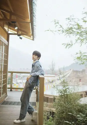 张颜齐帅气新图