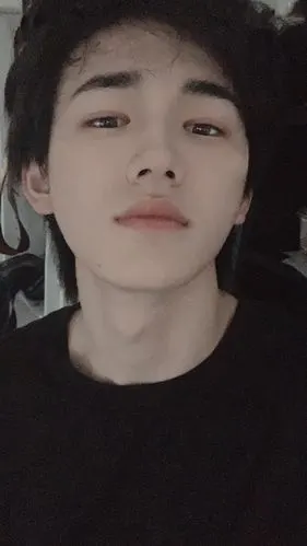 好喜欢宝宝微仰头的自拍宋亚轩颜值