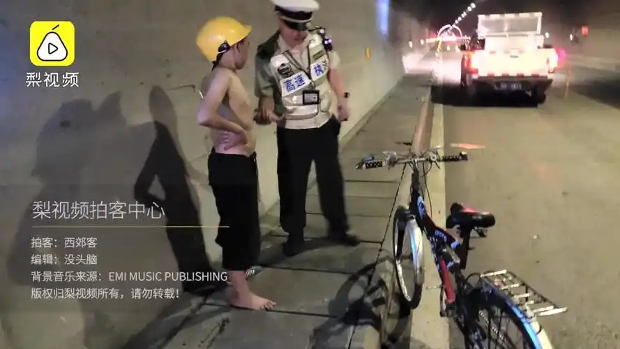 太危险12岁男孩光膀子赤脚高速骑行鞋子骑丢了