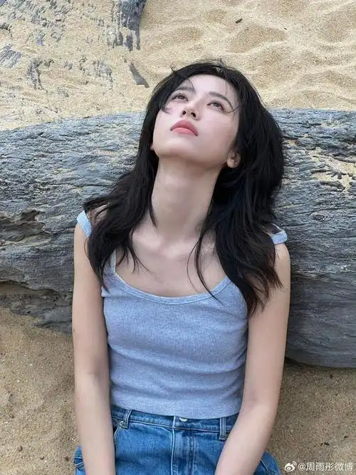 谁又被慵懒惬意的周雨彤微博美到了真的很爱周姐的生活态度