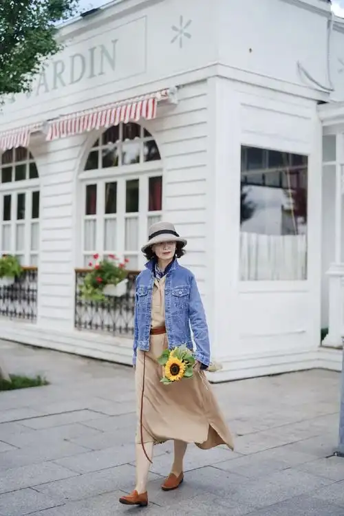 女人到了中年放弃牛仔裤配运动鞋吧瞧三木妈妈这样穿太气质