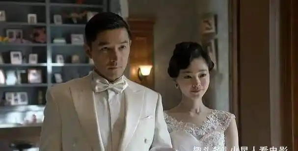 由胡歌,靳东,王凯,刘敏涛等联袂出演的谍战剧《伪装者》播出,宋轶的