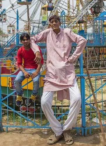 印度硕士身高2米4,每天的收入只有3元人民币,梦想是找老婆