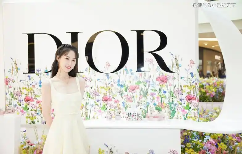 袁冰妍白色吊带裙优雅写真