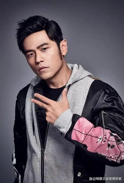 45岁的周杰伦被繁华遮住了双眼如今的他早已走上了另一条道路