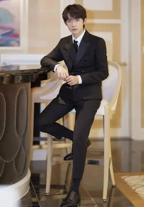 有一种穿搭叫易烊千玺,外套配牛仔裤少年感十足,不愧是潮流男孩